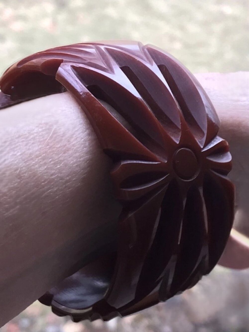 Vintage 1940's Bakelite Brown deeply carved Bangle Bracelet - Picture 3 of 8